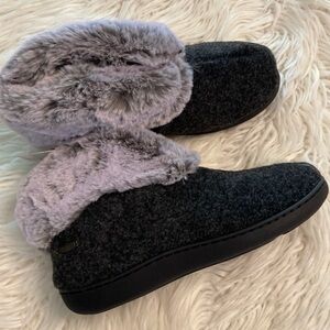 Ultraideas Slippers size 9 brand new so fluffy color dark gray with silver fluff
